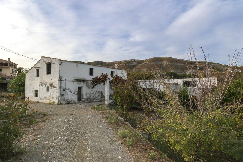 Coín, Costa del Sol, Málaga, Espanja - Juoni - Maa