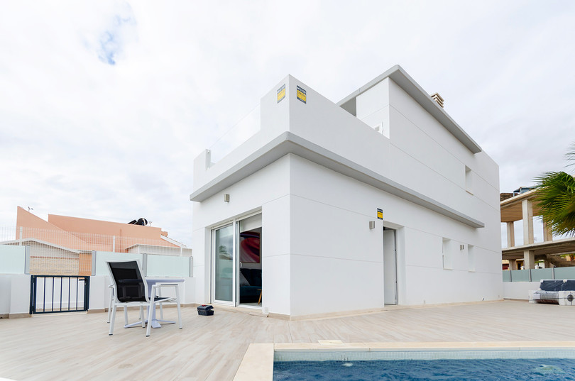 Uusia omakotitalojaa La Torreta-Floridan asuinalueella Torreviejassa.